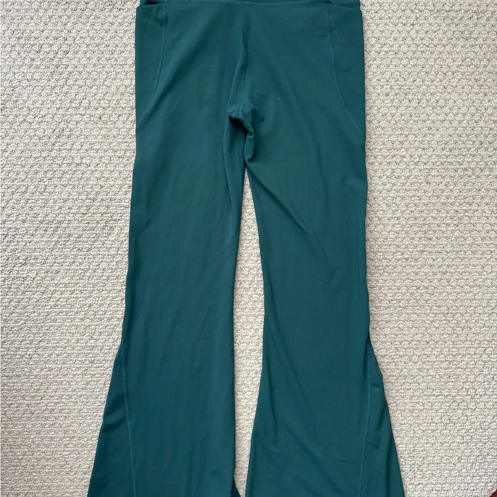 NWOT 🔥 Fabletics Flare leggings - Picture 2 of 5